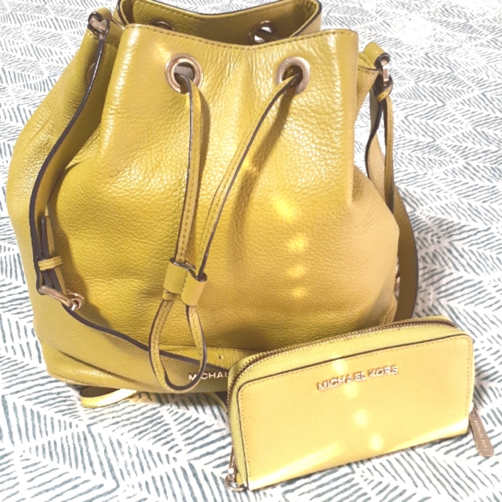 Michael Kors bag w/wallet <chartreuse>